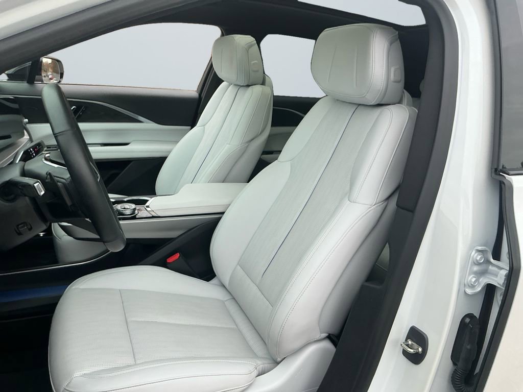 Used 2024 Cadillac Lyriq Luxury image 9