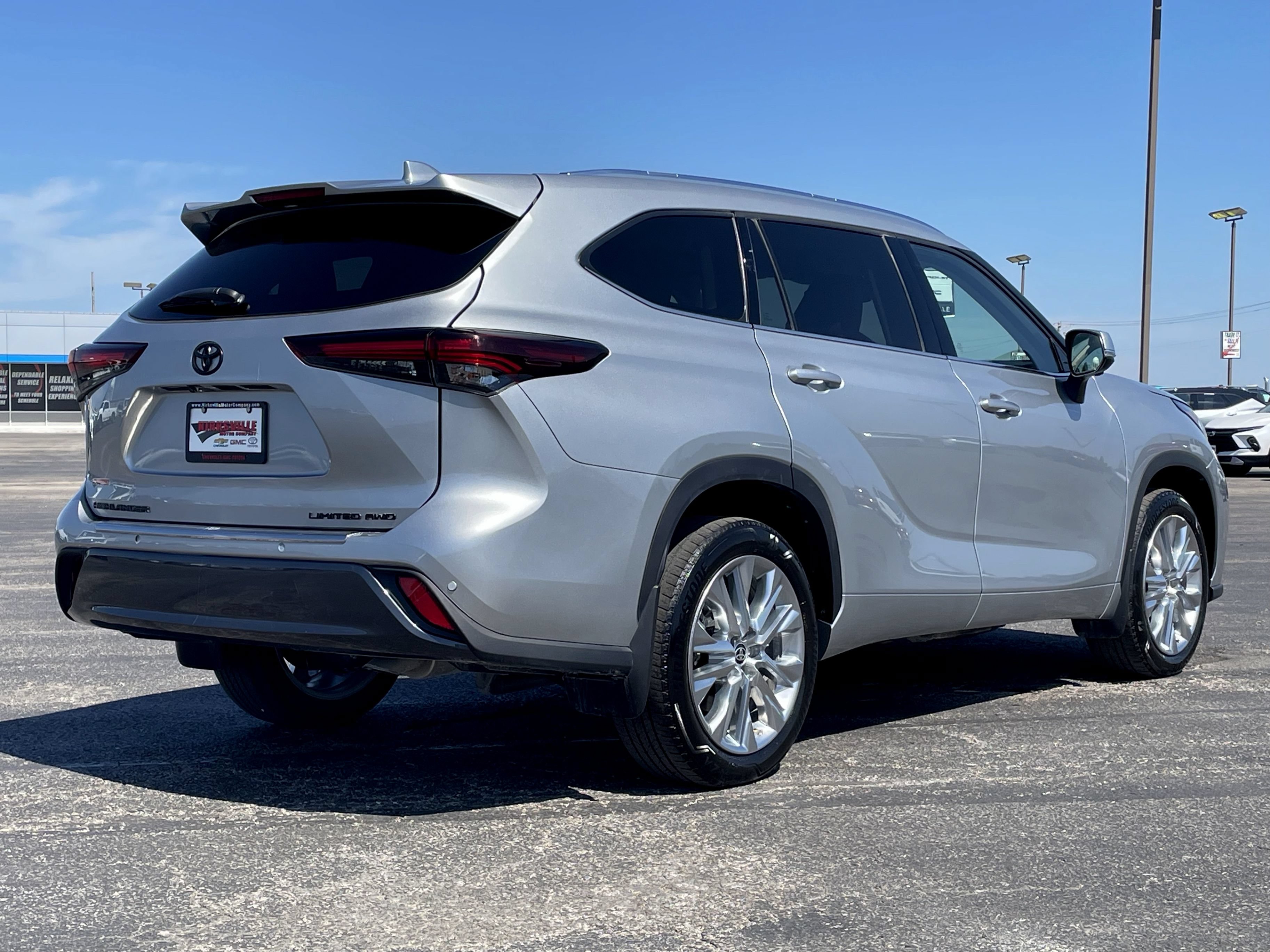Used 2024 Toyota Highlander Limited AWD/4WD image 4