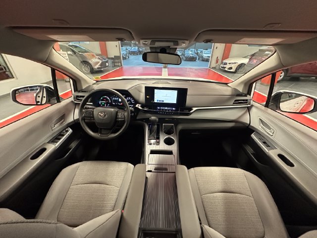 Certified 2025 Toyota Sienna LE FWD image 24