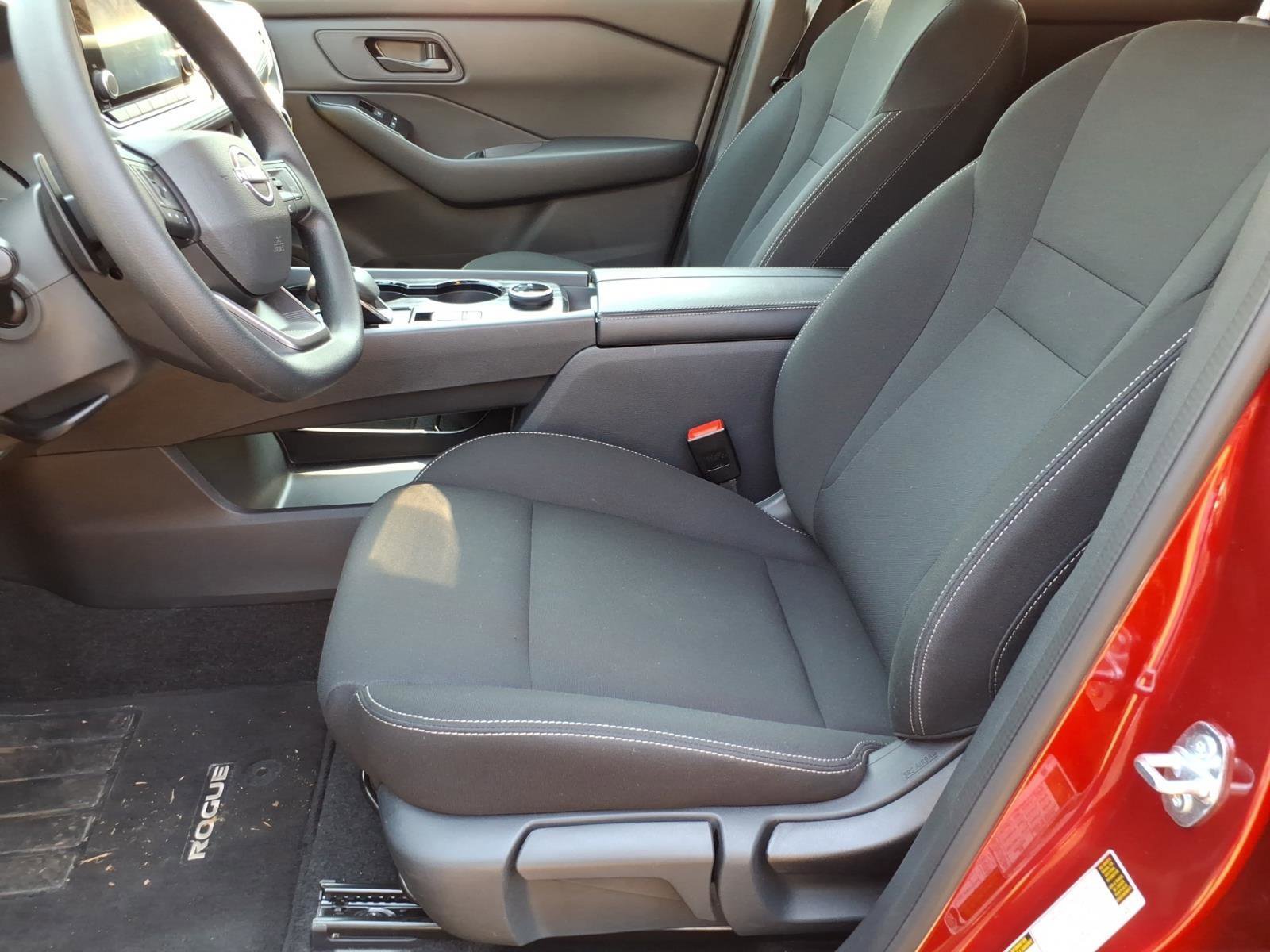 Used 2025 Nissan Rogue S image 10