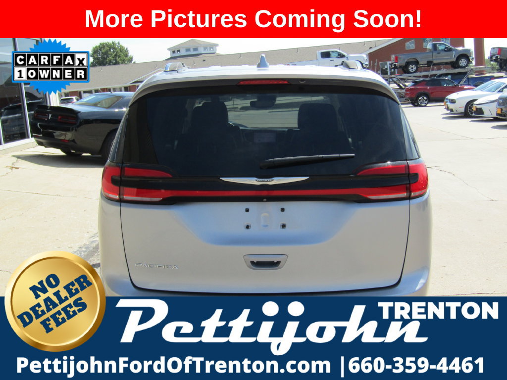 Used 2021 Chrysler Pacifica Touring-L FWD image 4