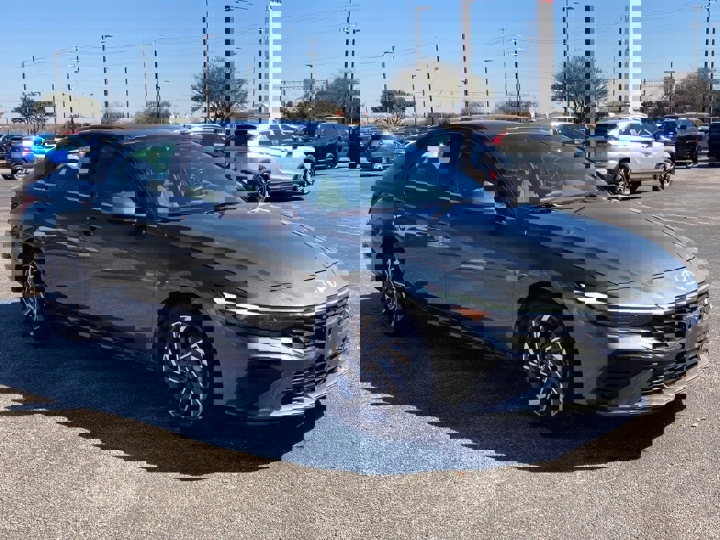 Used 2025 Hyundai Elantra SEL image 3