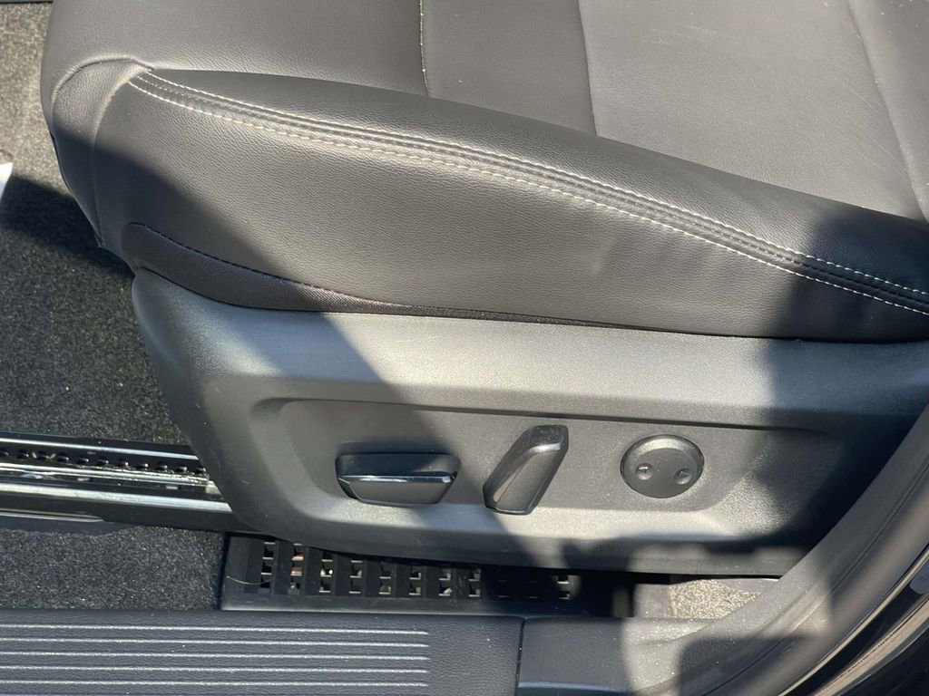 Used 2024 Nissan Rogue SL w/ SL Premium Package image 17