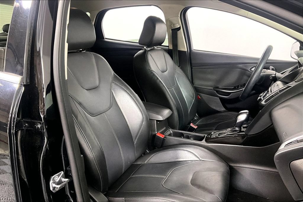 Used 2018 Ford Focus Titanium w/ Titanium Technology Package FWD image 7