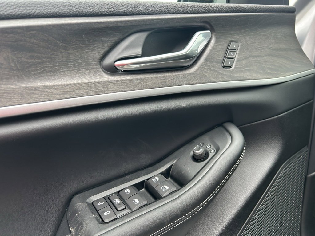 New 2025 Jeep Grand Cherokee Limited w/ Black Appearance Package image 12