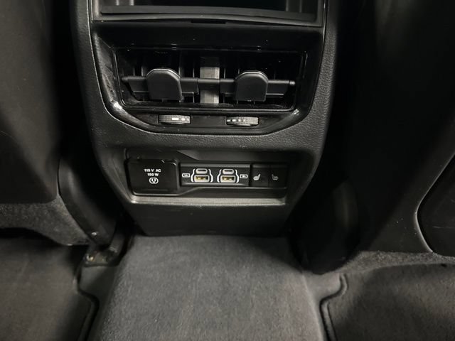 Used 2023 Jeep Grand Cherokee Limited w/ Black Appearance Package AWD/4WD image 34