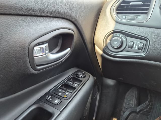 Used 2020 Jeep Renegade Limited AWD/4WD image 15