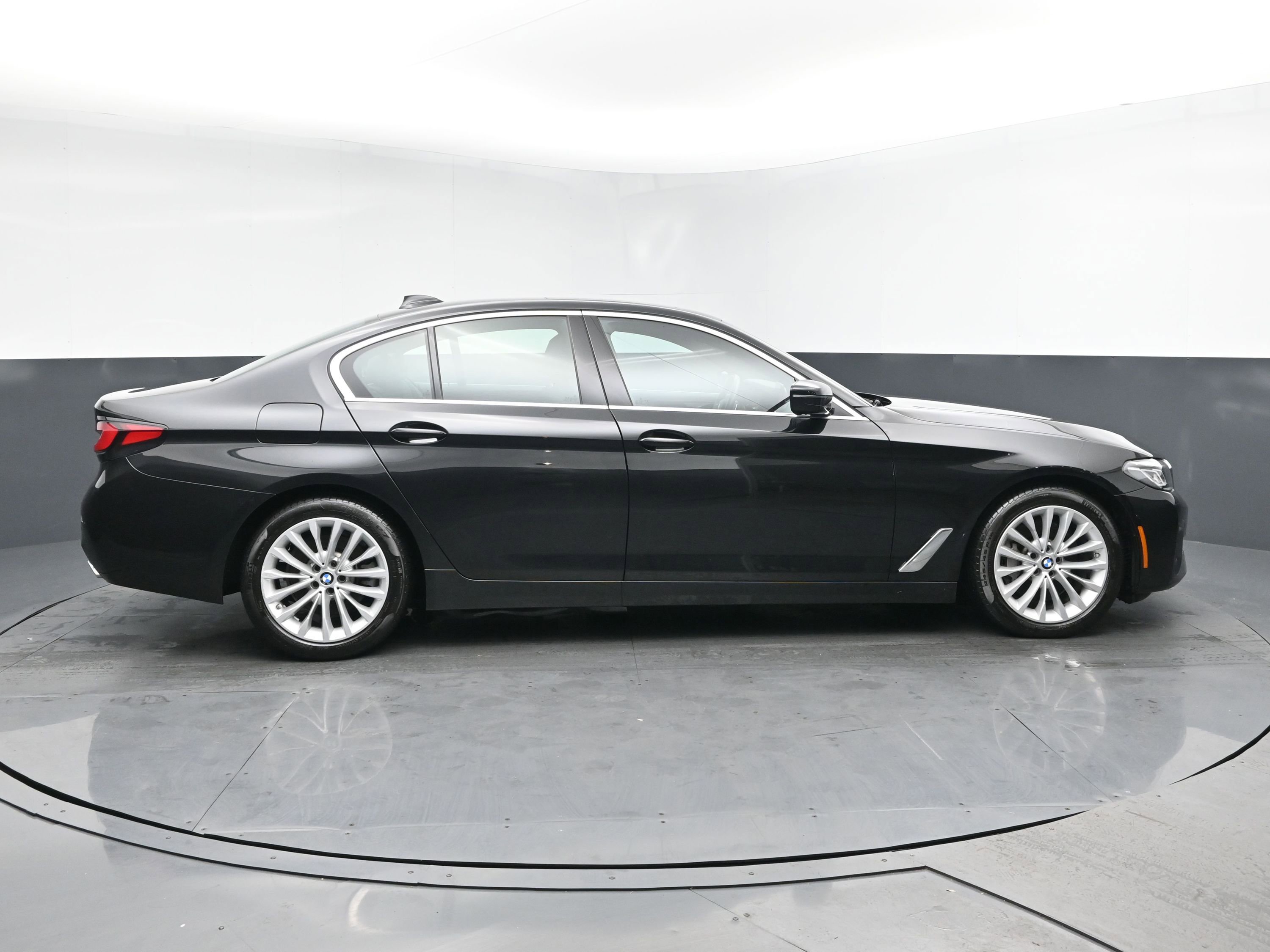 Used 2023 BMW 530i xDrive w/ Convenience Package image 3