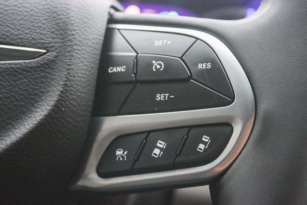 Used 2024 Chrysler Pacifica Select image 24