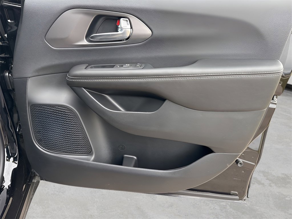 New 2026 Chrysler Pacifica Select image 11