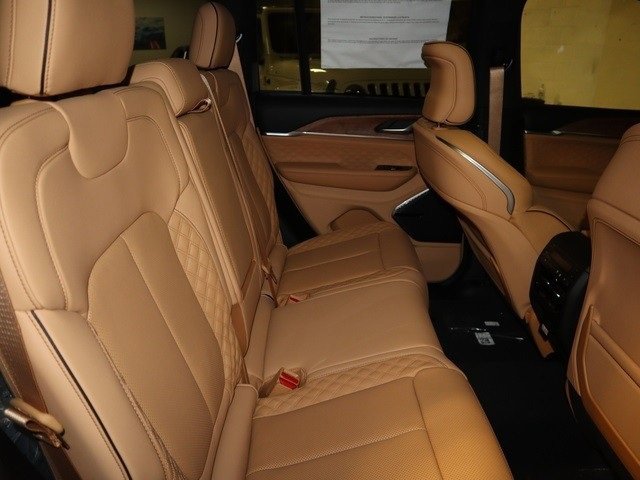 New 2022 Jeep Grand Cherokee Summit image 18