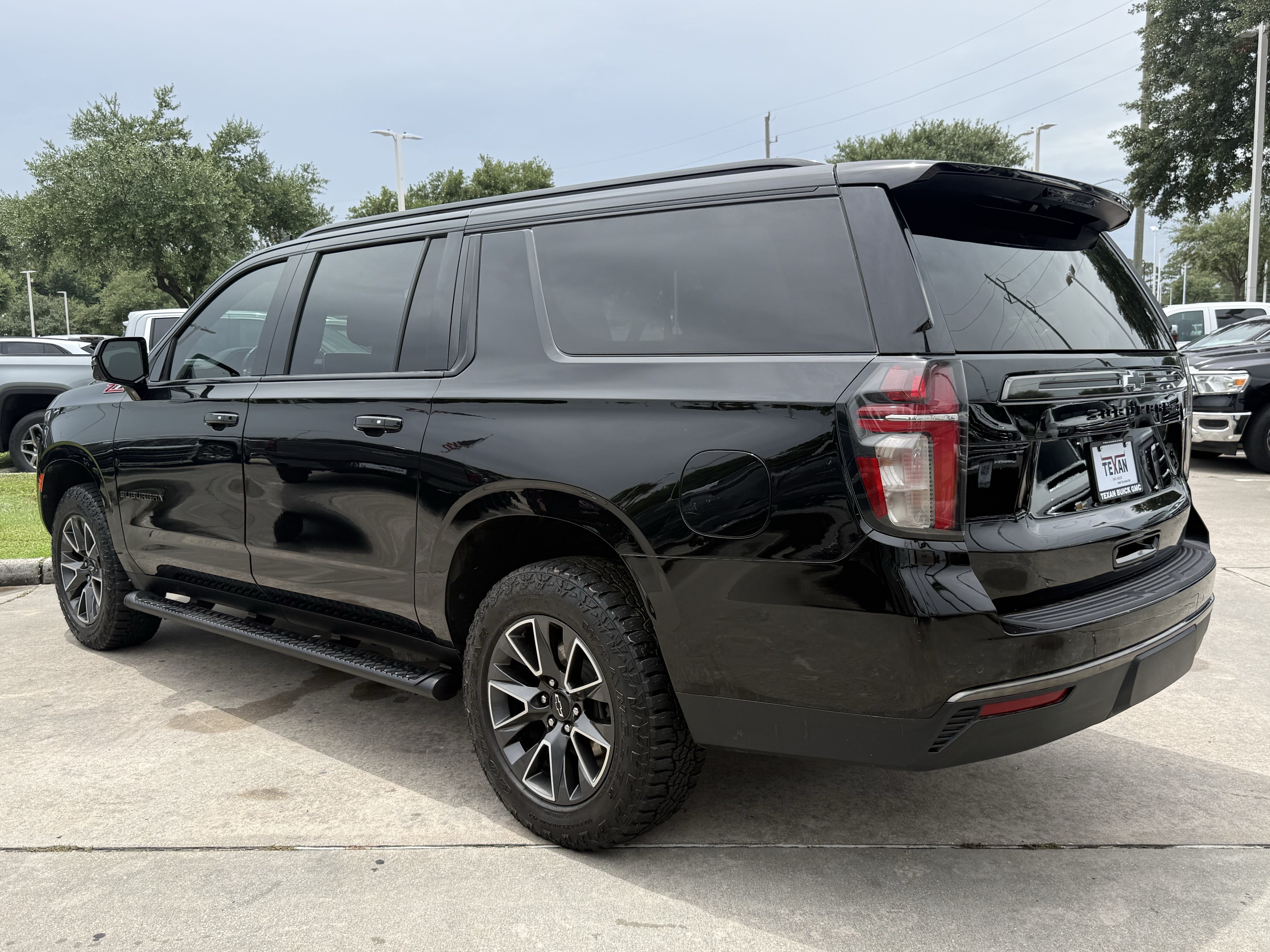 Used 2021 Chevrolet Suburban Z71 w/ Luxury Package AWD/4WD image 6