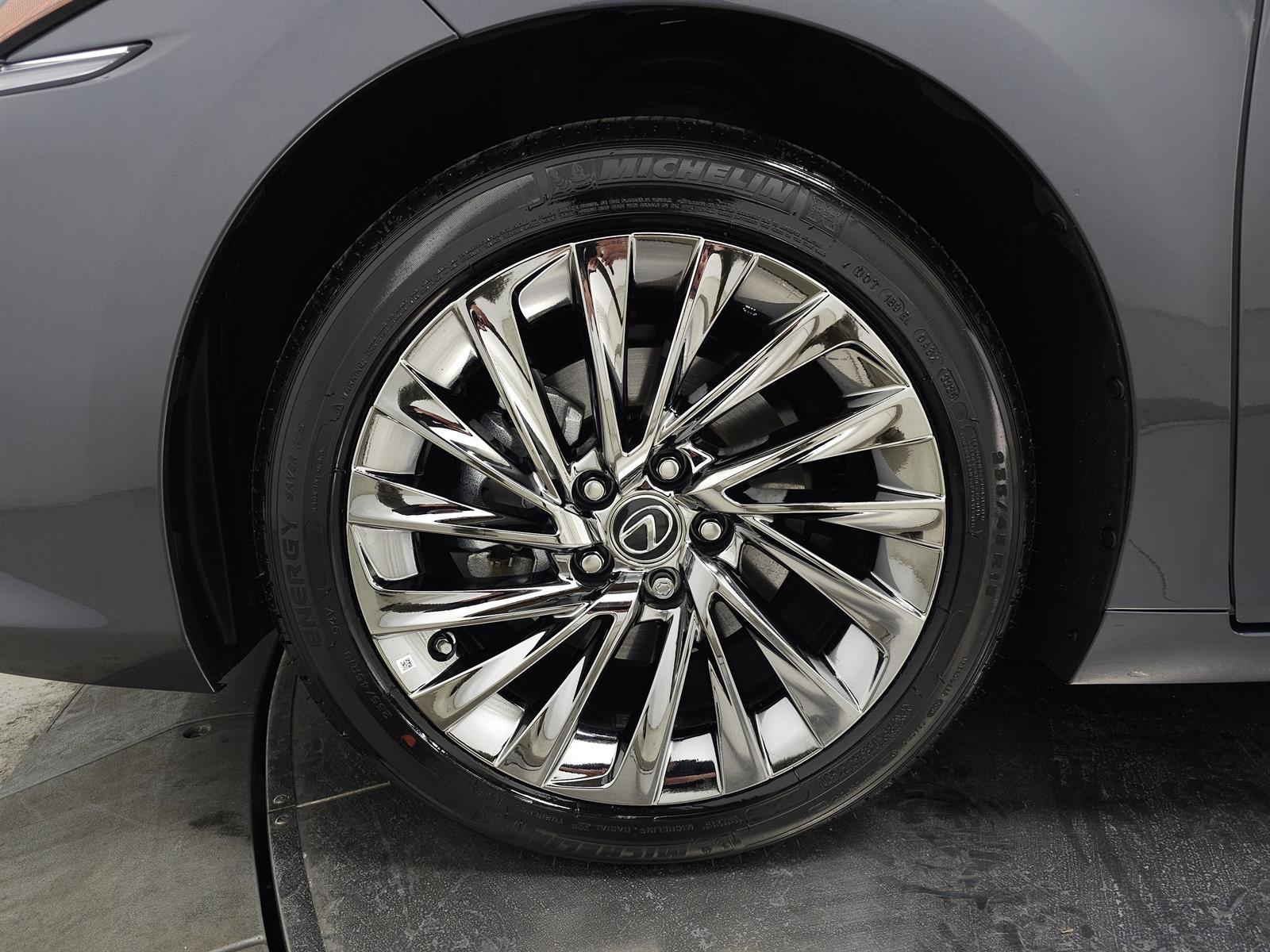 Used 2025 Lexus ES 300h Ultra Luxury image 13