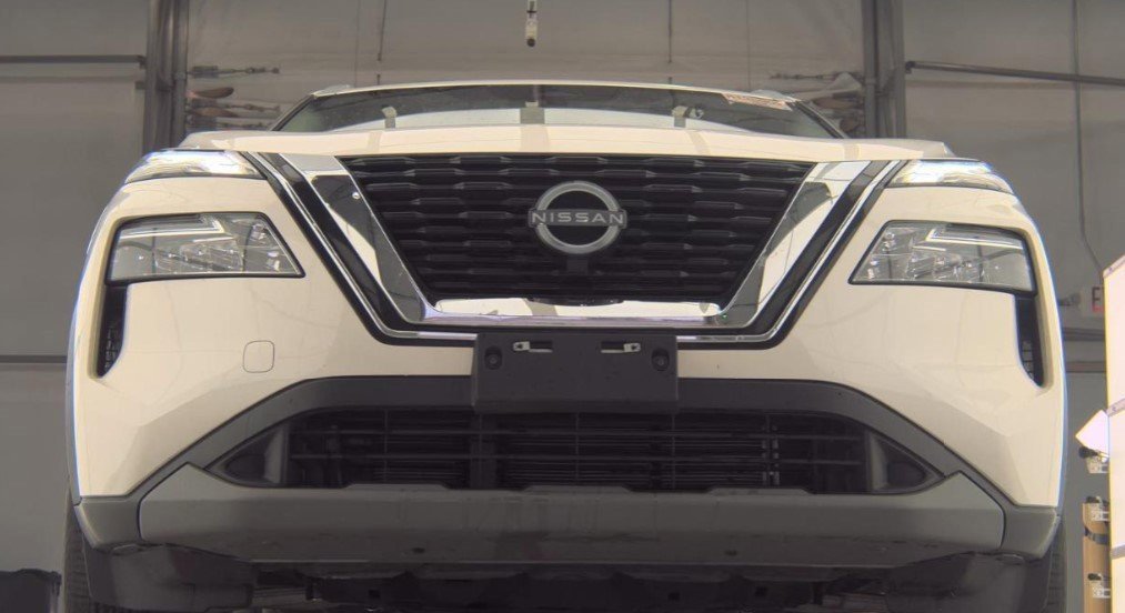 Used 2023 Nissan Rogue SV w/ SV Premium B Package image 3