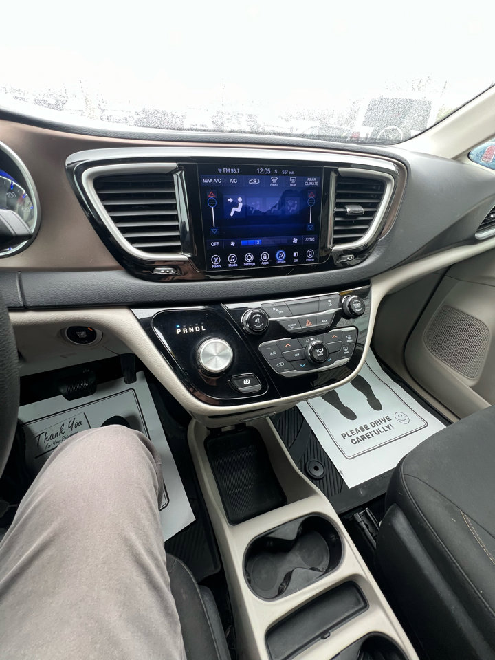 Used 2017 Chrysler Pacifica Touring image 19