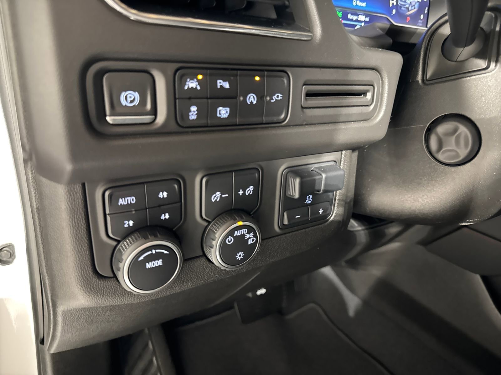 Used 2022 Chevrolet Tahoe RST w/ Luxury Package image 15