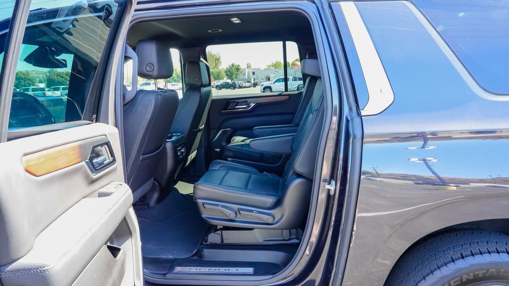 Used 2025 GMC Yukon XL Denali AWD/4WD image 12