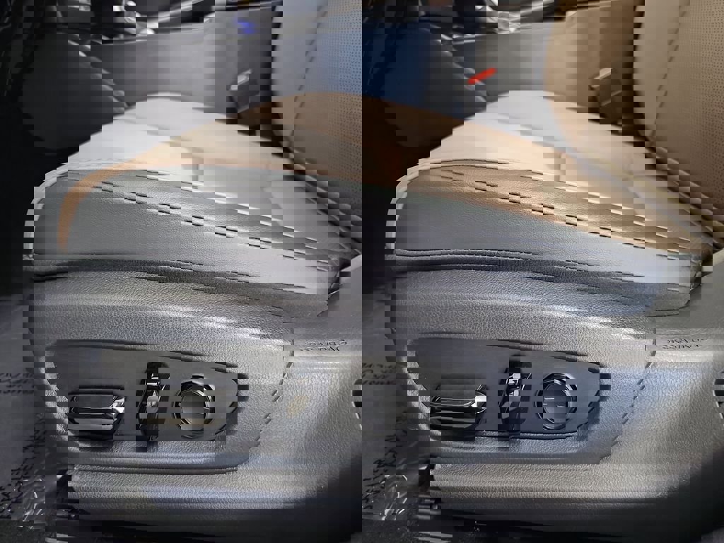 Certified 2025 Lexus ES 300h w/ Premium Package image 31