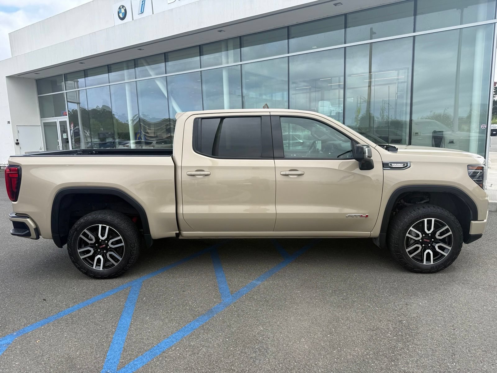 Used 2023 GMC Sierra 1500 AT4 w/ Technology Package AWD/4WD image 9
