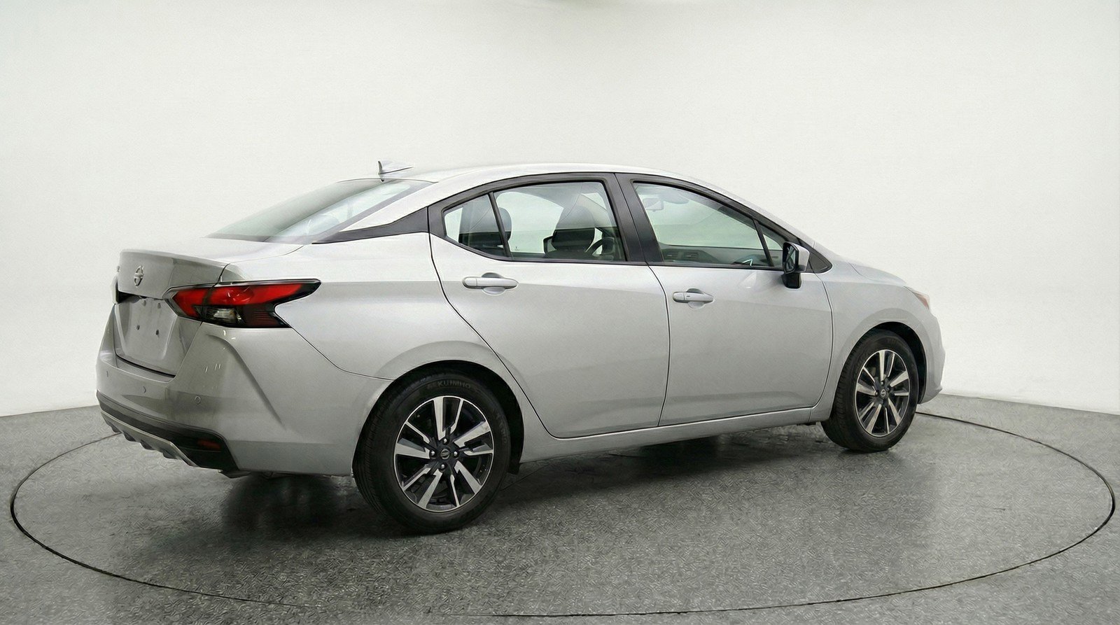 Used 2025 Nissan Versa SV image 9