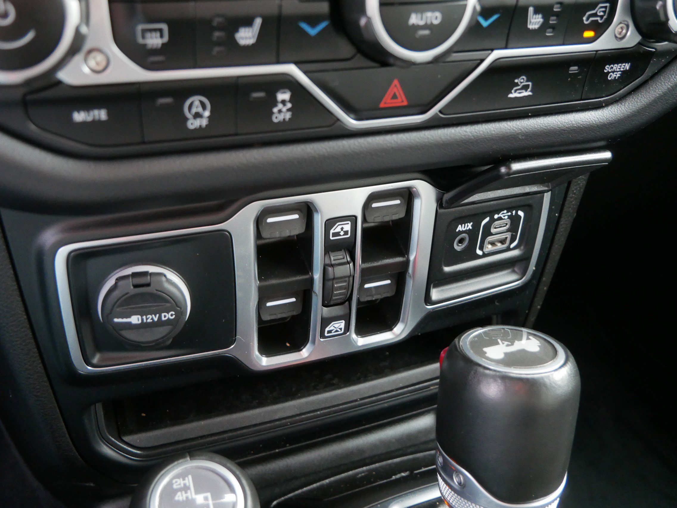 Used 2024 Jeep Wrangler Sahara image 27