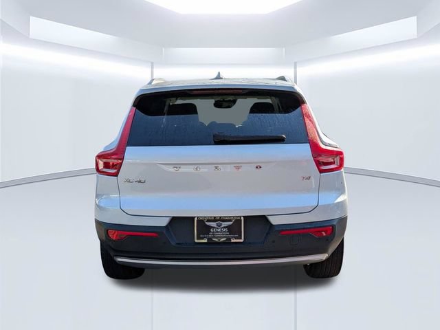 Used 2021 Volvo XC40 T4 Momentum w/ Premium Package FWD image 6