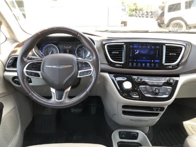 Used 2017 Chrysler Pacifica Touring-L FWD image 13