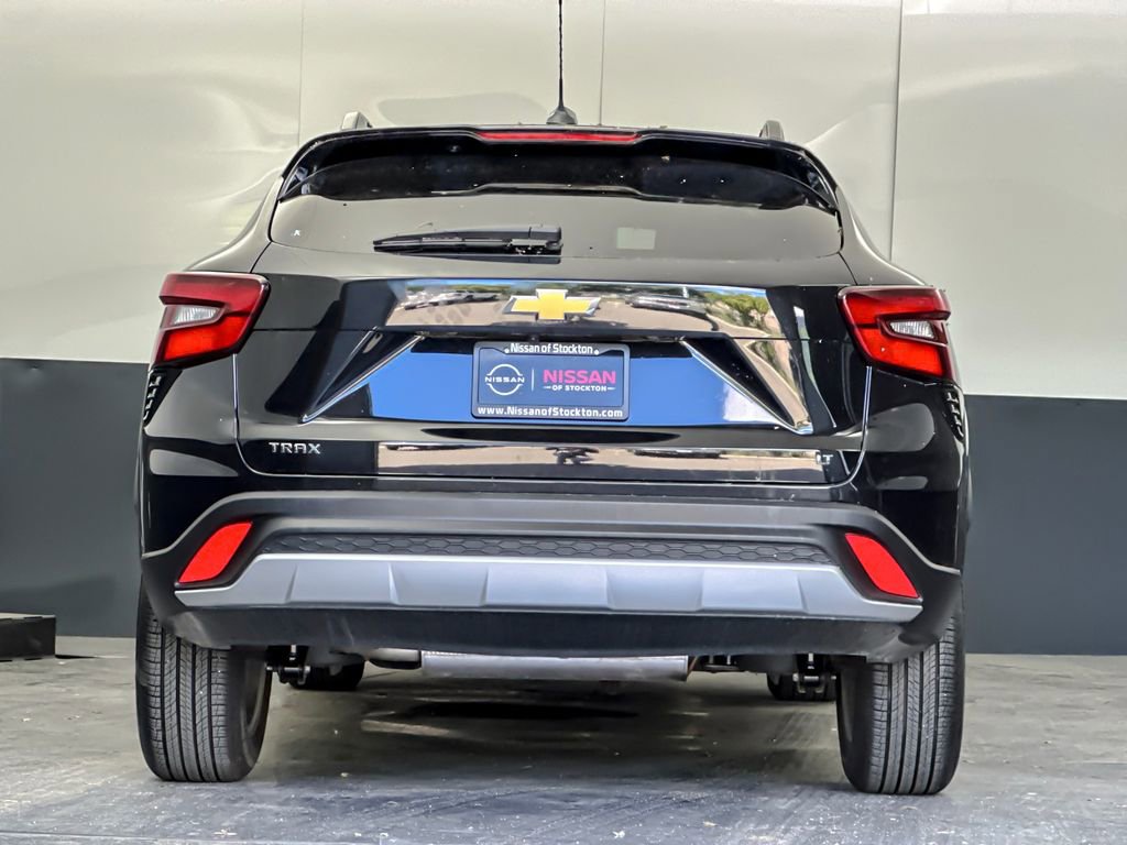 Used 2025 Chevrolet Trax LT FWD image 4