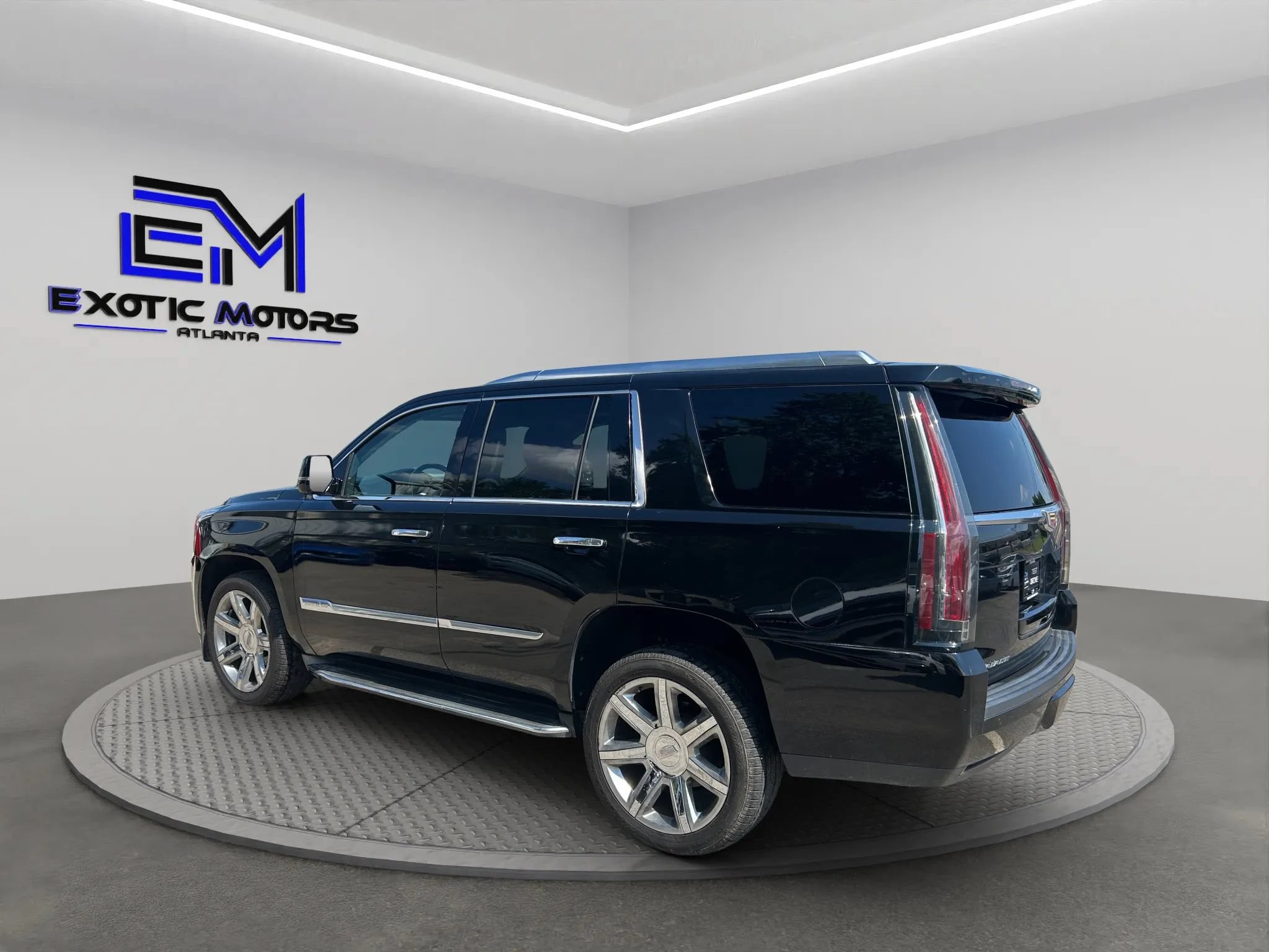Used 2016 Cadillac Escalade Luxury RWD image 2