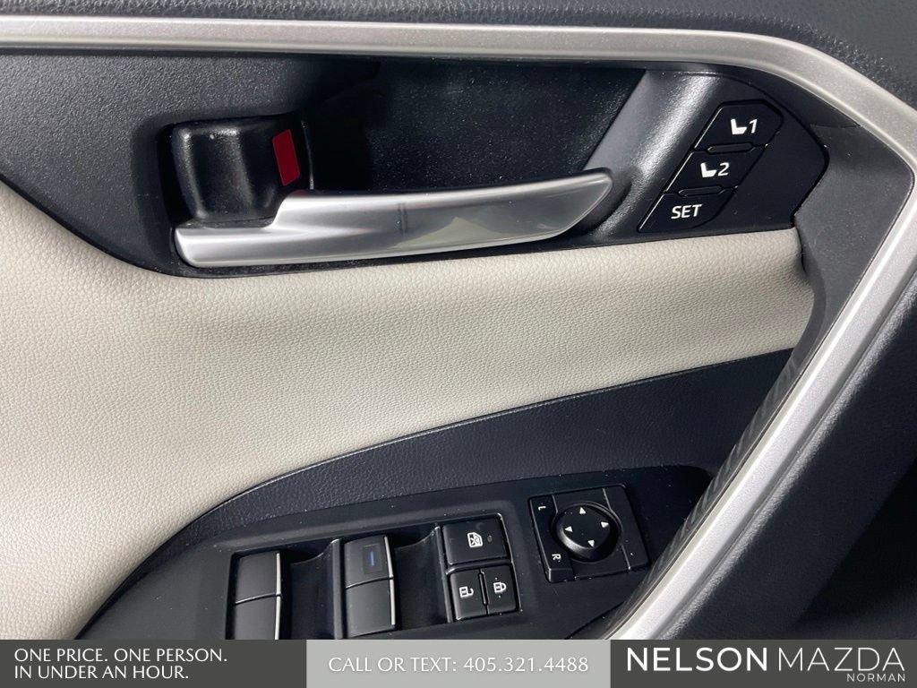 Used 2019 Toyota RAV4 Limited FWD image 18