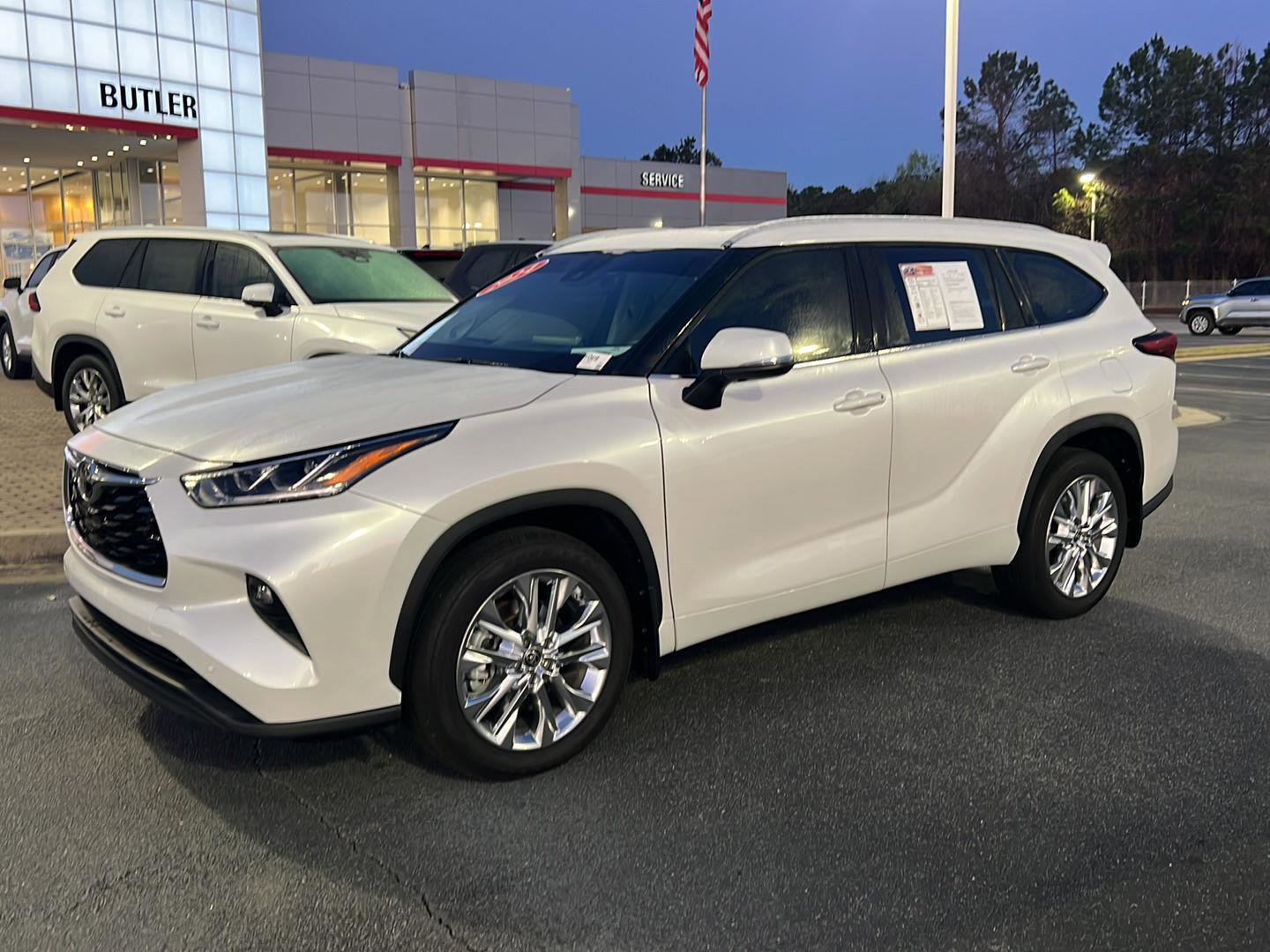 Used 2024 Toyota Highlander Limited image 2