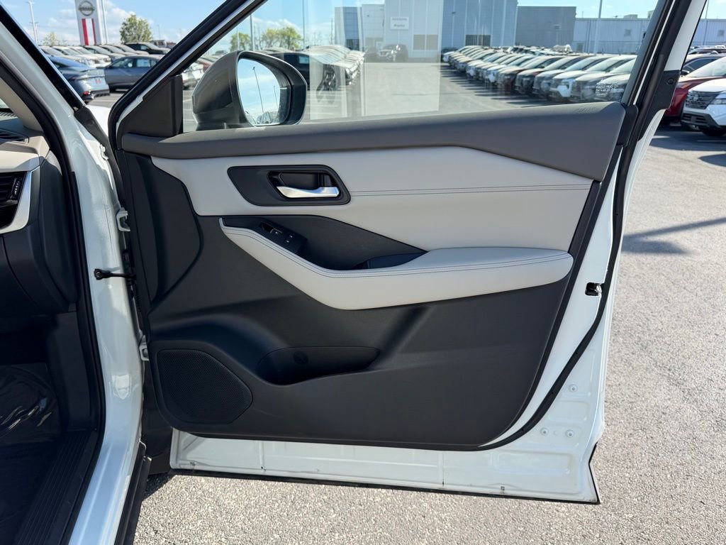 Used 2025 Nissan Rogue SL w/ Tech Package image 26