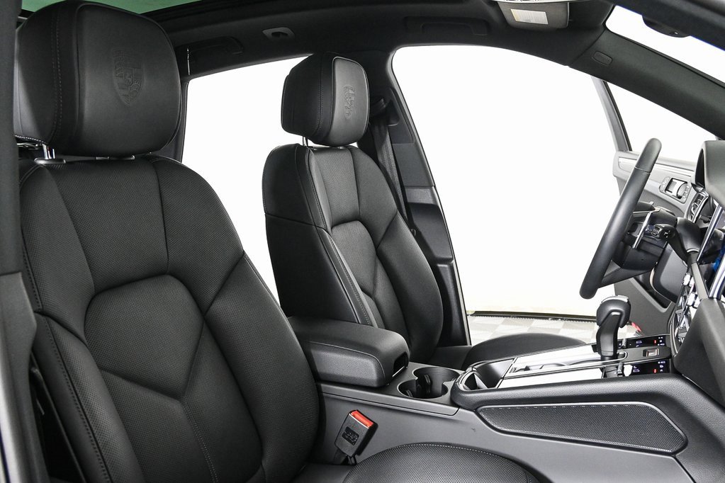 Used 2025 Porsche Macan image 24