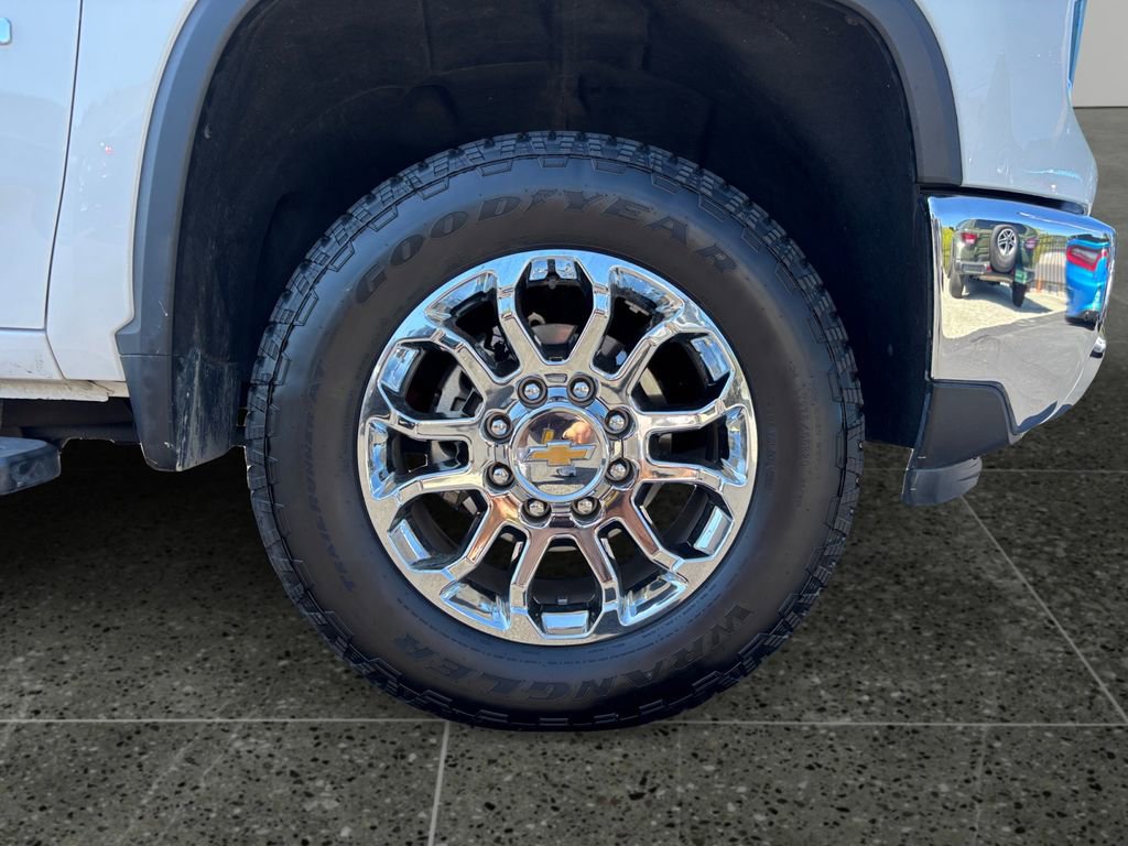 Used 2024 Chevrolet Silverado 2500 LTZ w/ LTZ Convenience Package image 9