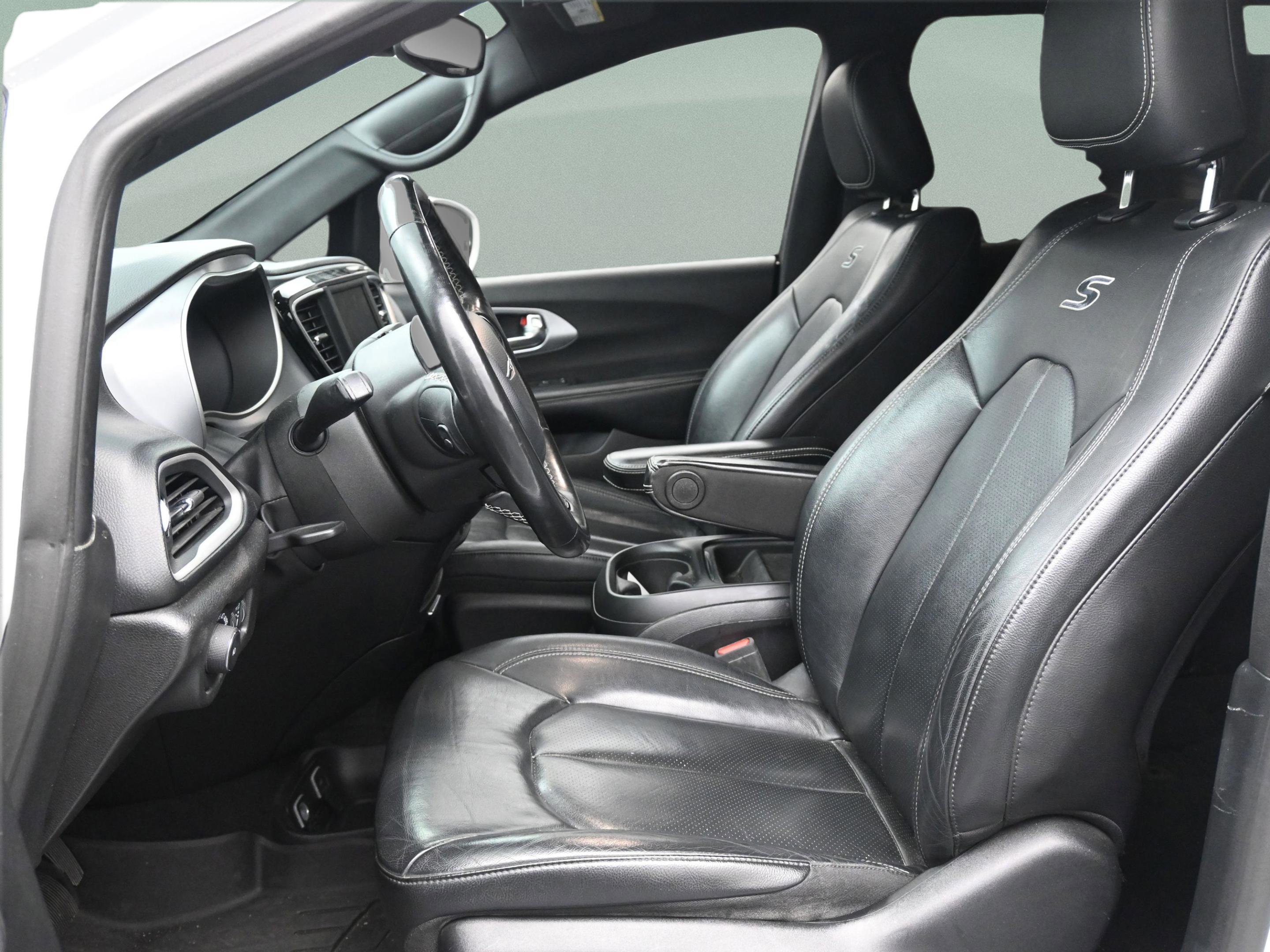 Used 2020 Chrysler Pacifica Touring-L w/ S Appearance Package image 16