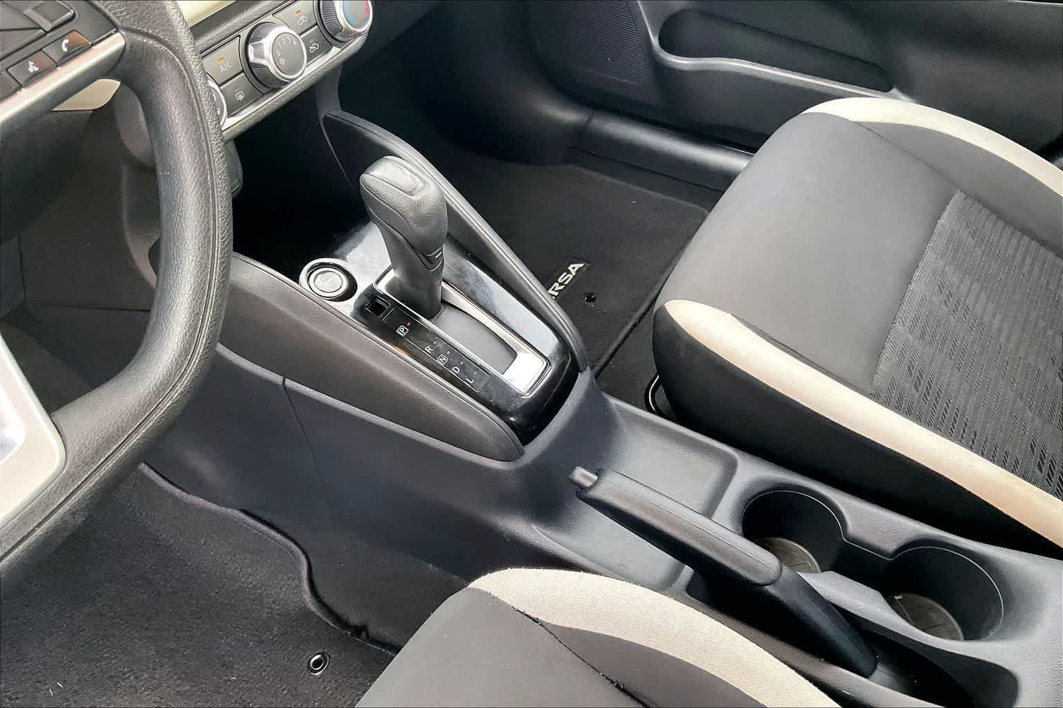 Used 2022 Nissan Versa SV FWD image 15