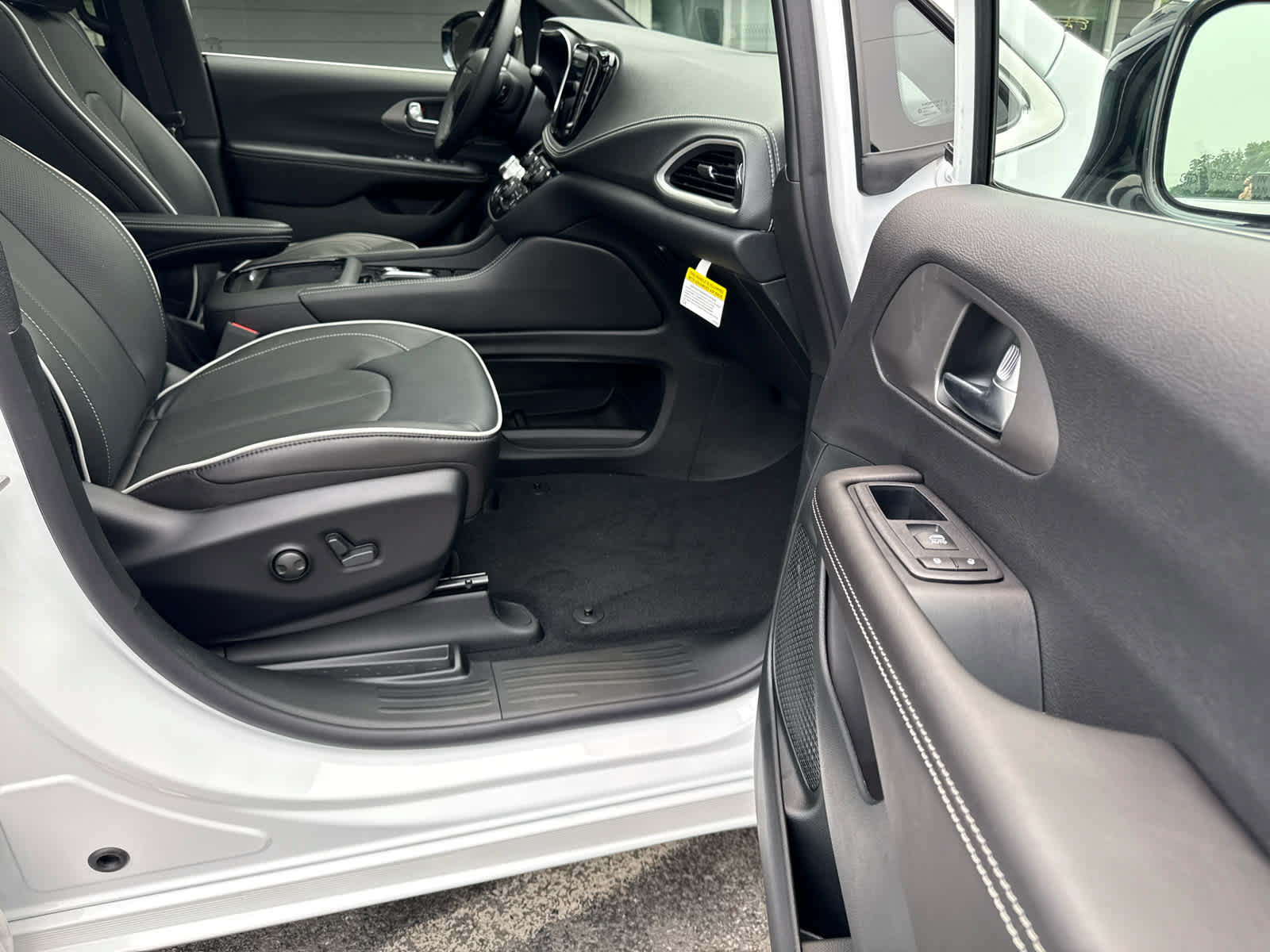 New 2027 Chrysler Pacifica Limited AWD/4WD image 11