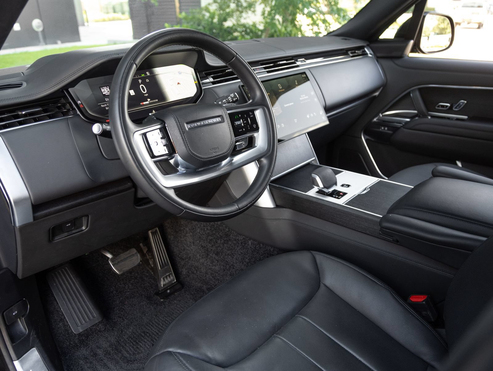 Used 2025 Land Rover Range Rover SE AWD/4WD image 3