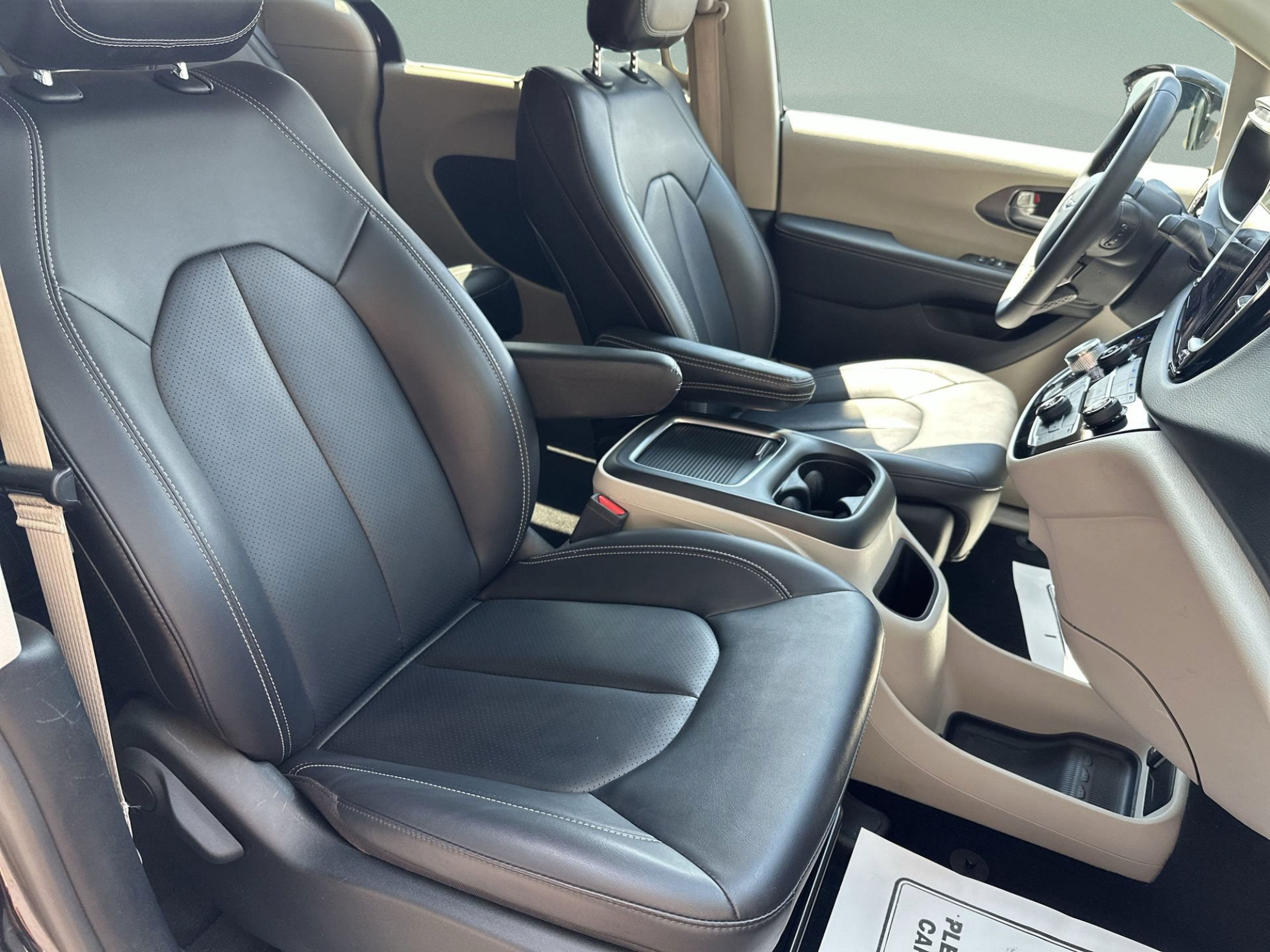 Used 2024 Chrysler Pacifica Touring-L FWD image 25