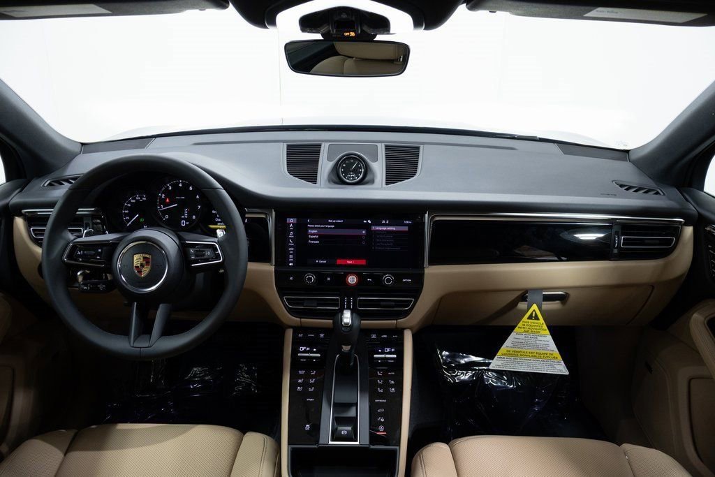 Certified 2025 Porsche Macan image 13