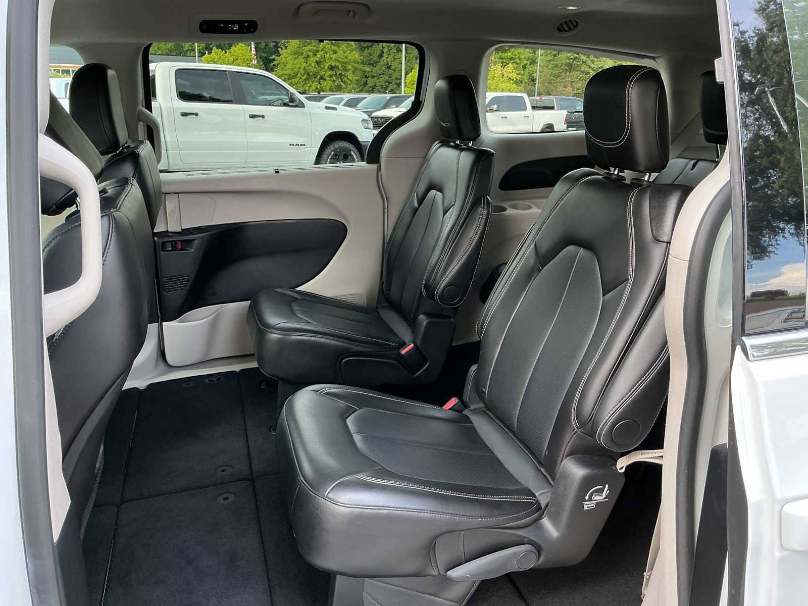 Used 2024 Chrysler Pacifica Touring-L FWD image 26