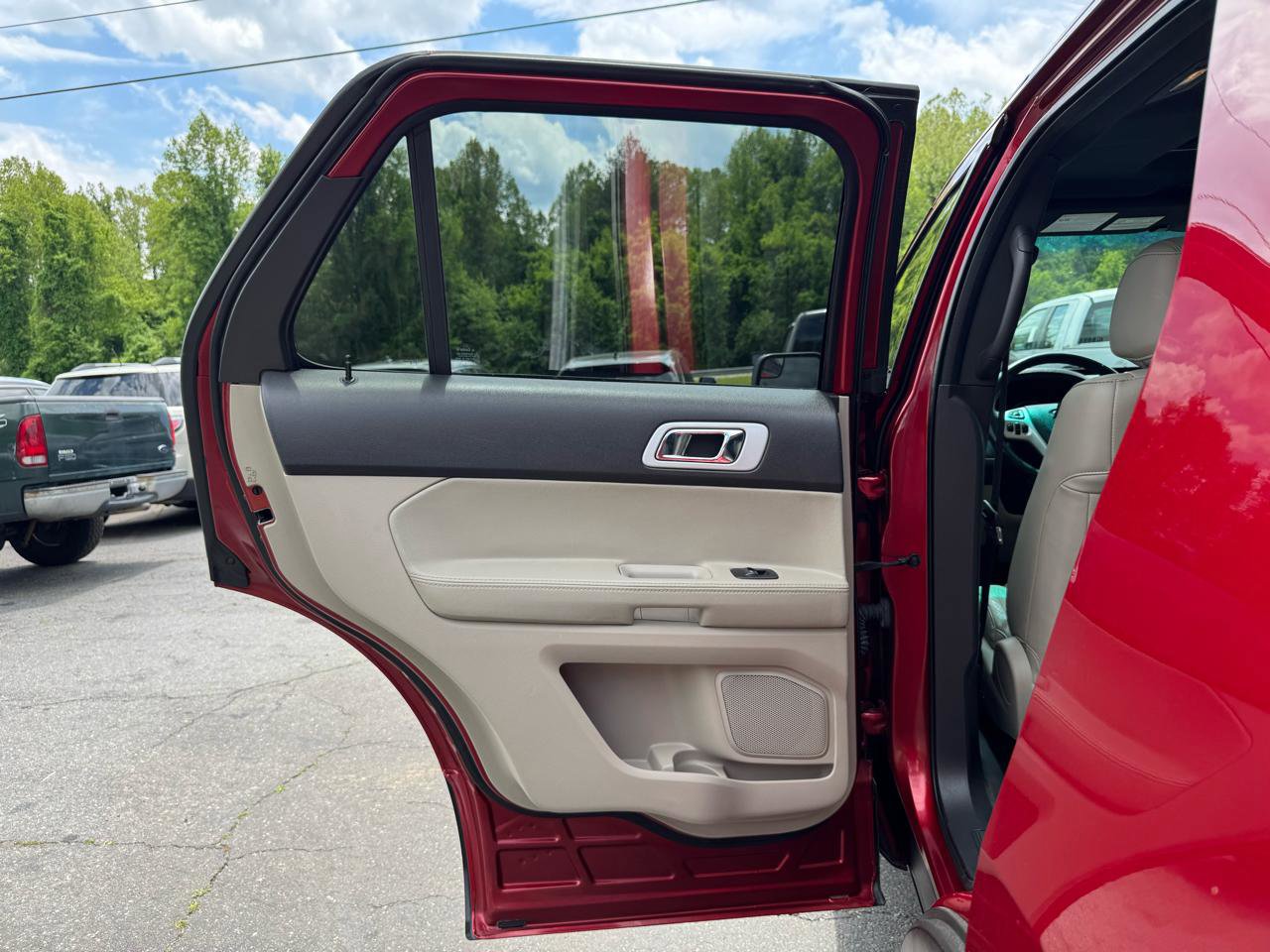 Used 2015 Ford Explorer XLT w/ Equipment Group 202B AWD/4WD image 11