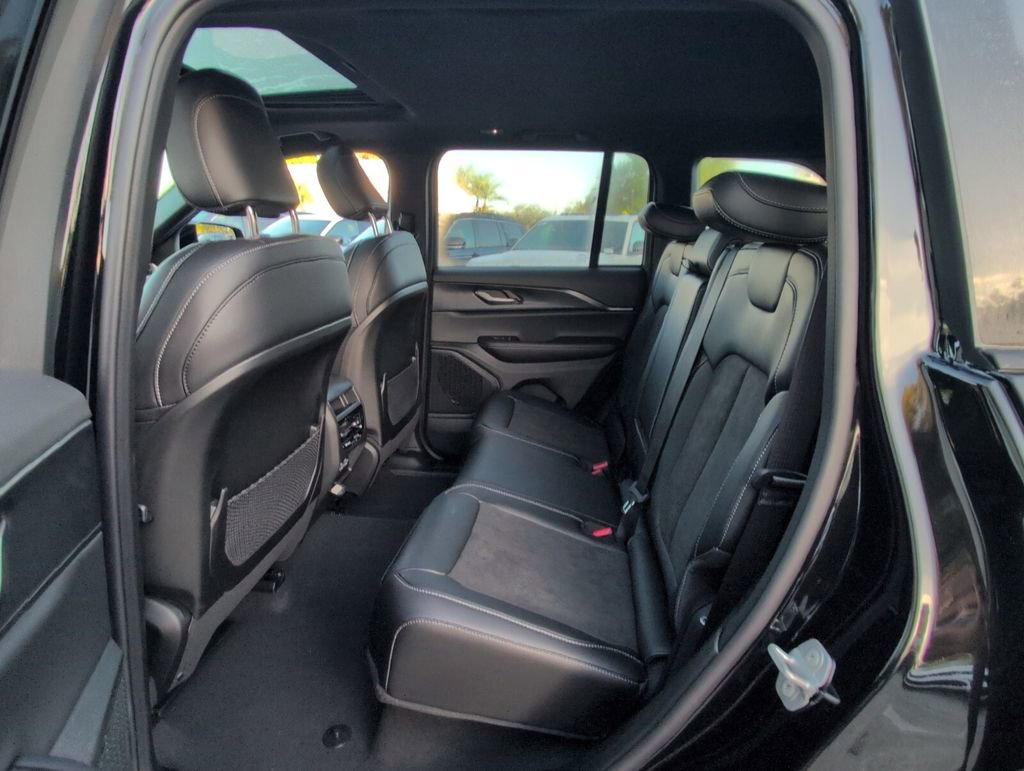 New 2025 Jeep Grand Cherokee Altitude image 5