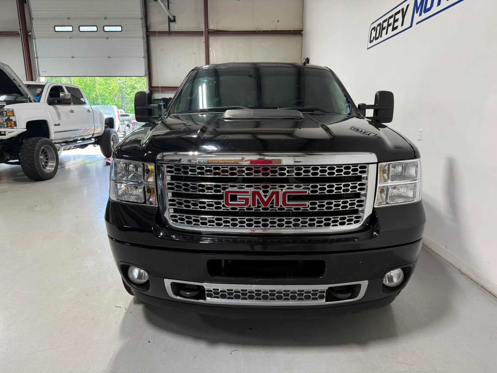 Used 2013 GMC Sierra 2500 Denali w/ Suspension Package, Off-Road AWD/4WD image 9