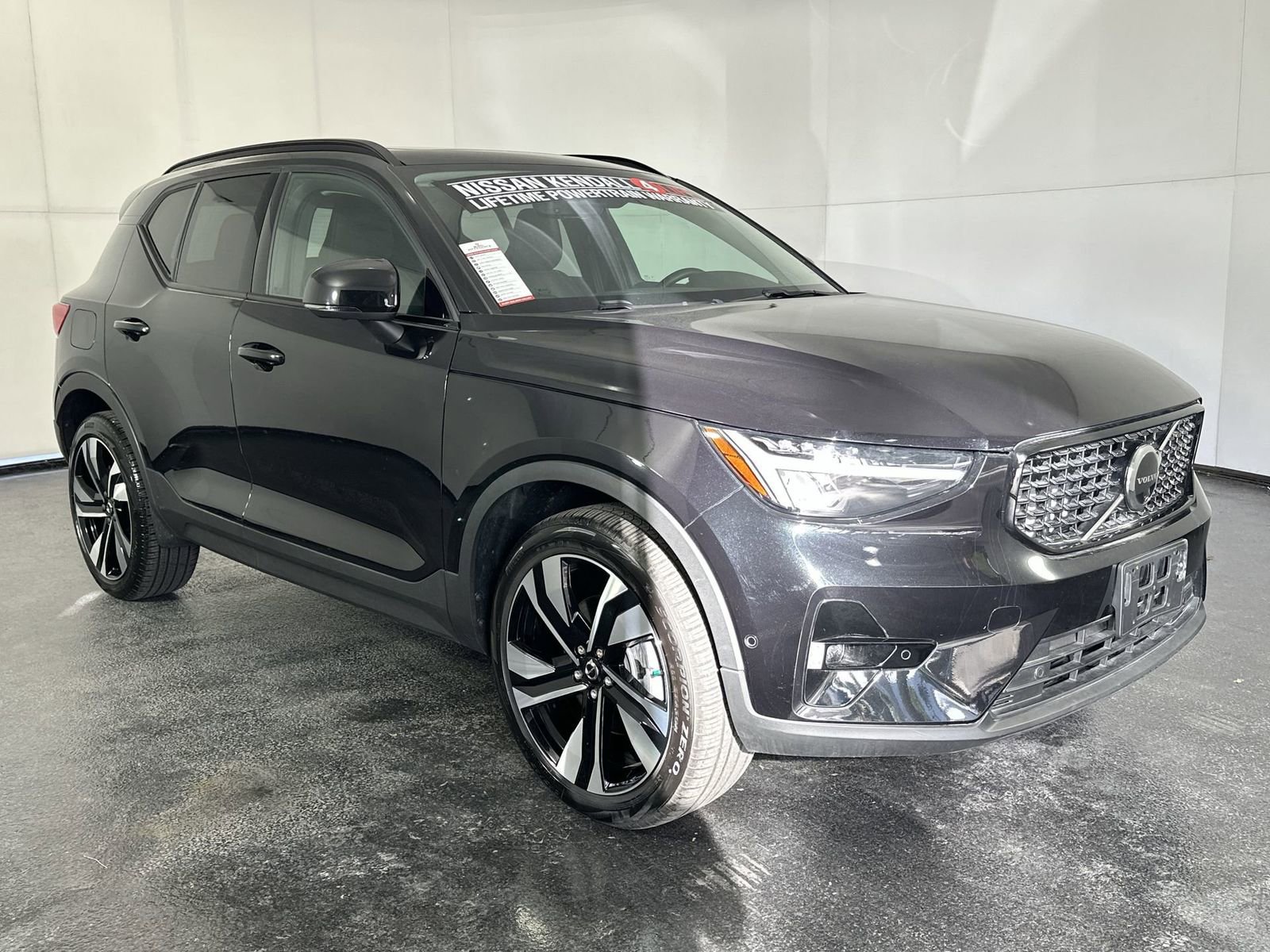 Used 2025 Volvo XC40 B5 Plus image 2