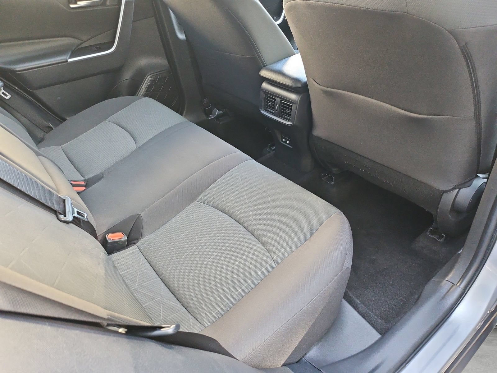 Used 2024 Toyota RAV4 XLE FWD image 32