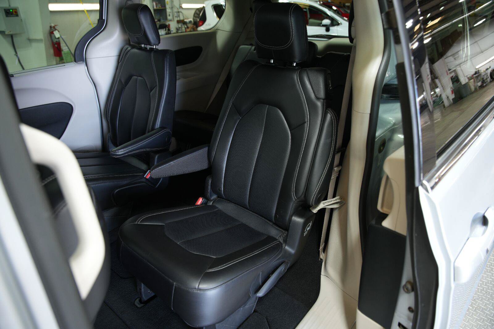 Used 2023 Chrysler Pacifica Touring-L FWD image 24