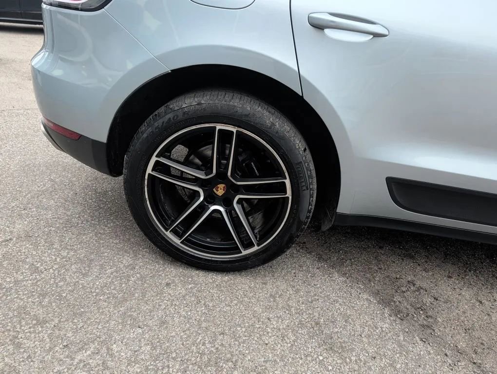 Used 2021 Porsche Macan w/ Premium Package image 11