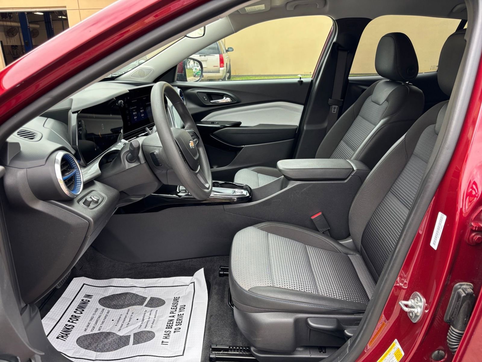 Used 2025 Chevrolet Trax LT image 30
