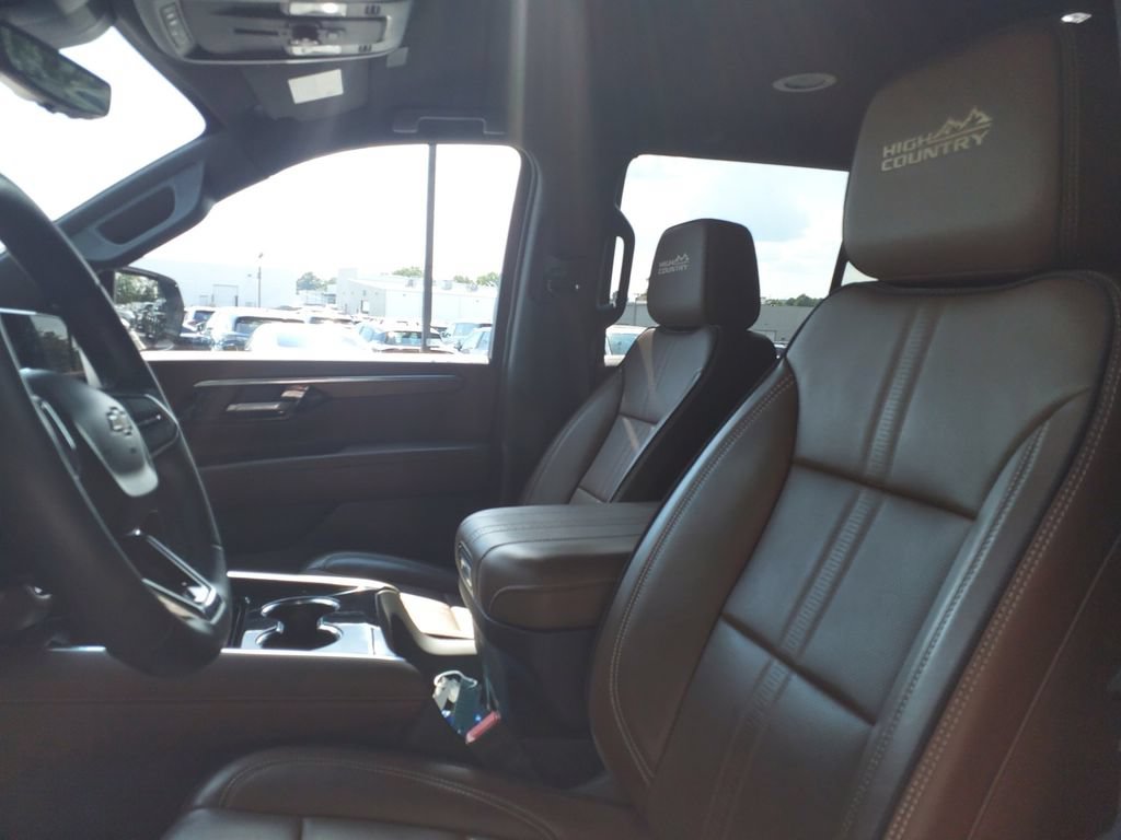 Used 2025 Chevrolet Tahoe High Country AWD/4WD image 18